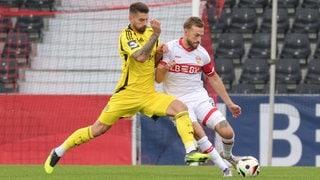 Dominik Nothnagel (VfB Stuttgart II) im Duell mit Kai Brünker vom 1. FC Saarbrücken.