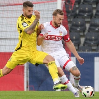 Dominik Nothnagel (VfB Stuttgart II) im Duell mit Kai Brünker vom 1. FC Saarbrücken.