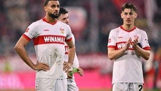 Josha Vagnoman und Anthony Rouault (beide VfB Stuttgart) schauen enttäuscht nach der Niederlage gegen München