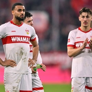 Josha Vagnoman und Anthony Rouault (beide VfB Stuttgart) schauen enttäuscht nach der Niederlage gegen München