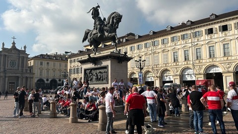 Die VfB-Fans bereiten sich auf das Spiel gegen Juventus in Turin vor.