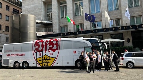 Der Mannschaftsbus des VfB Stuttgart vor dem Hotel