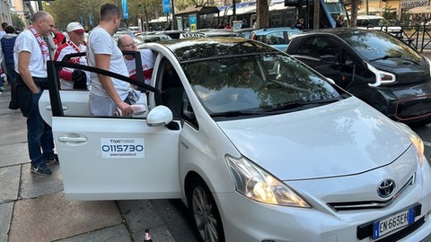 VfB-Fans auf dem Weg zum Stadion mit dem Taxi