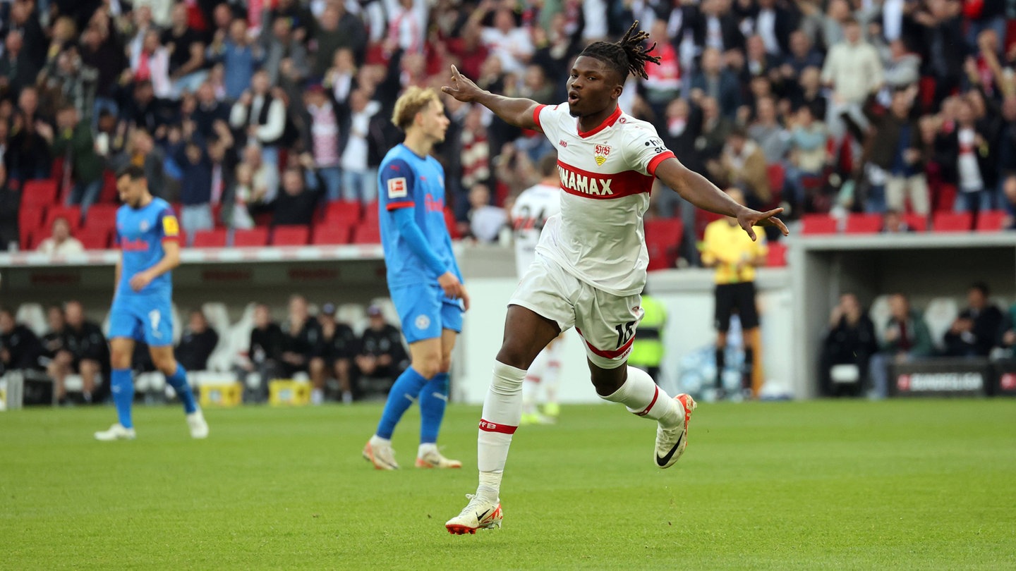 El Bilal Touré jubelt über seinen Treffer gegen Holstein Kiel.