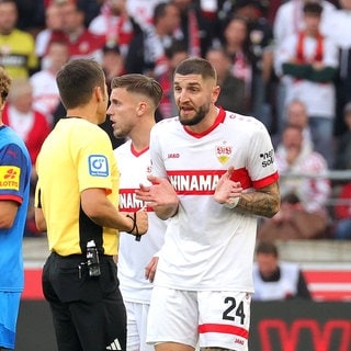 VfB-Verteidiger Jeff Chabot sieht gegen Kiel Gelb-Rot