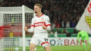 Chris Führich bejubelt sein Siegtor für den VfB Stuttgart gegen Kaiserslautern