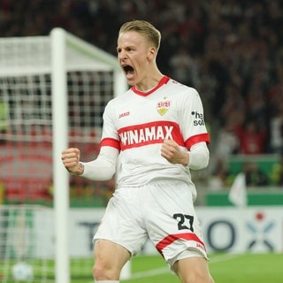 Chris Führich bejubelt sein Siegtor für den VfB Stuttgart gegen Kaiserslautern