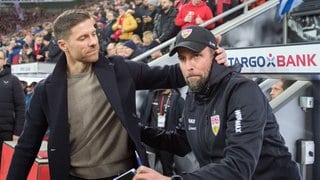 Xabi Alonso (Trainer Bayer Leverkusen) und Sebastian Hoeneß (Trainer VfB Stuttgart) beim Abklatschen