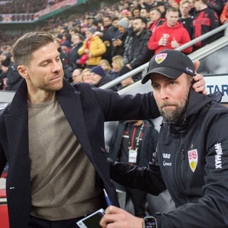 Xabi Alonso (Trainer Bayer Leverkusen) und Sebastian Hoeneß (Trainer VfB Stuttgart) beim Abklatschen