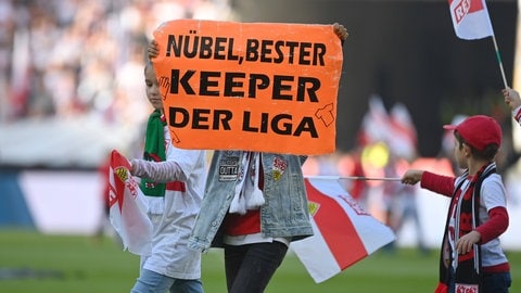 Junge VfB-Fans mit "Nübel, bester Keeper der Liga"-Transparent