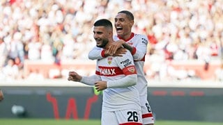 Deniz Undav und Enzo Millot beim Torjubel über das 1:0 durch Undav gegen Holstein Kiel