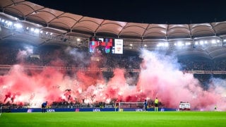 VfB-Fans zünden Pyrotechnik gegen Bergamo. 