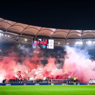 VfB-Fans zünden Pyrotechnik gegen Bergamo. 