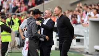 Trainer Sebastian Hoeneß, Vorstandsvorsitzender Alexander Wehrle und Sportdirektor Fabian Wohlgemuth vom VfB Stuttgart