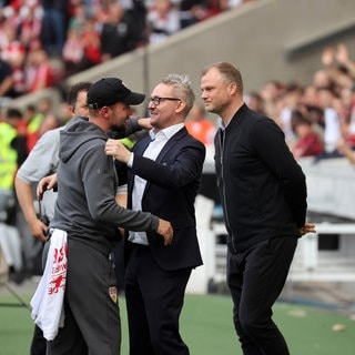 Trainer Sebastian Hoeneß, Vorstandsvorsitzender Alexander Wehrle und Sportdirektor Fabian Wohlgemuth vom VfB Stuttgart