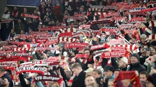 VfB-Fans heben ihre Fanschals in die Höhe