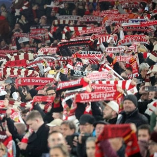 VfB-Fans heben ihre Fanschals in die Höhe