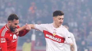 Angelo Stiller (VfB Stuttgart) gegen  Lucas Tousart (Union Berlin)