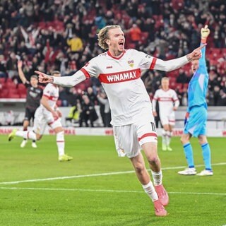 Nick Woltemade (Spieler VfB Stuttgart) bejubelt den Anschlusstreffer zum 1:2 gegen Union Berlin