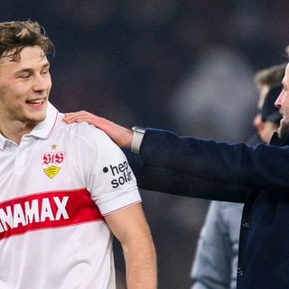 Stuttgarts Yannik Keitel (li.) klatscht nach dem Spiel gegen Bern mit Stuttgarts Trainer Sebastian Hoeneß ab