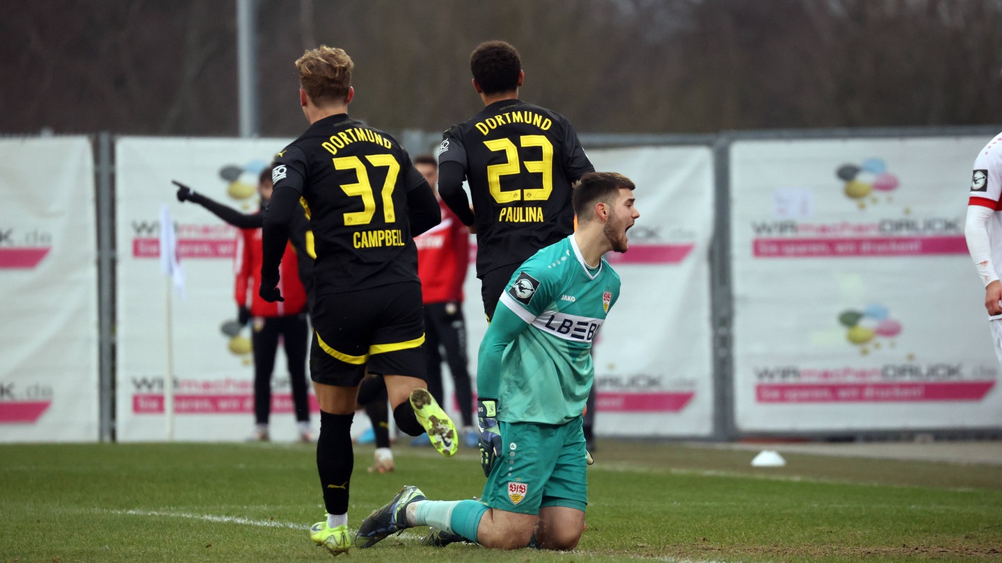 BVB-Spieler jubeln, währenddessen Enttäuschung beim Stuttgarter Torhüter.