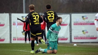 BVB-Spieler jubeln, währenddessen Enttäuschung beim Stuttgarter Torhüter.