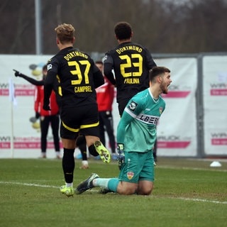 BVB-Spieler jubeln, währenddessen Enttäuschung beim Stuttgarter Torhüter.