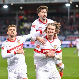 Nick Woltemade bejubelt seinen Treffer zum 3:1 für den VfB Stuttgart in Heidenheim