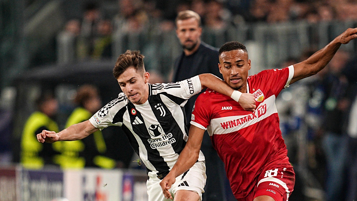 Jamie Leweling, hier gegen Francisco Conceicao von Juventus Turin, ist mittlerweile Leistungsträger beim VfB Stuttgart