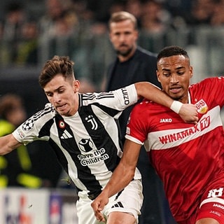 Jamie Leweling, hier gegen Francisco Conceicao von Juventus Turin, ist mittlerweile Leistungsträger beim VfB Stuttgart