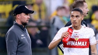 VfB-Trainer Sebastian Hoeneß und Enzo Millot (re.)