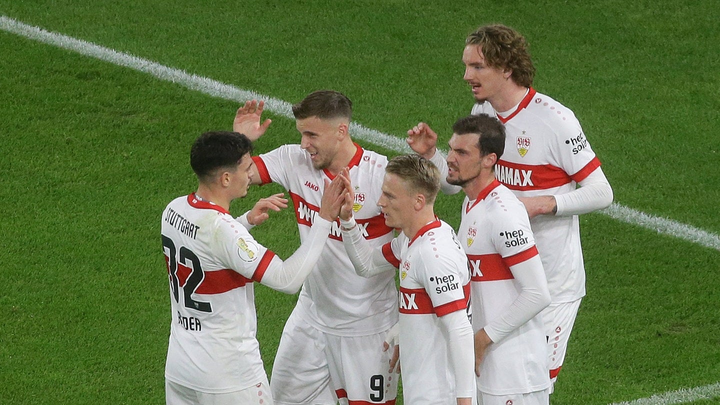 Die Neuzugänge des VfB Stuttgart: Fabian Rieder, Ermedin Demirovic und Nick Woltemade zusammen mit Chris Führich und Pascal Stenzel.