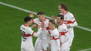 Die Neuzugänge des VfB Stuttgart: Fabian Rieder, Ermedin Demirovic und Nick Woltemade zusammen mit Chris Führich und Pascal Stenzel.