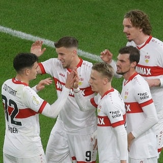 Die Neuzugänge des VfB Stuttgart: Fabian Rieder, Ermedin Demirovic und Nick Woltemade zusammen mit Chris Führich und Pascal Stenzel.