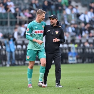 Sebastian Hoeneß und Alexander Nübel (Trainer und Torwart VfB Stuttgart) im Gespräch