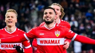 VfB-Stürmer Deniz Undav bejubelt seinen Treffer gegen Augsburg