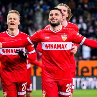 VfB-Stürmer Deniz Undav bejubelt seinen Treffer gegen Augsburg