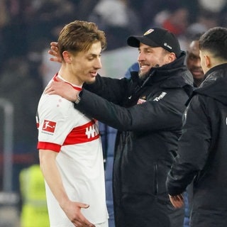 Anthony Rouault (VfB Stuttgart) und Trainer Sebastian Hoeneß.