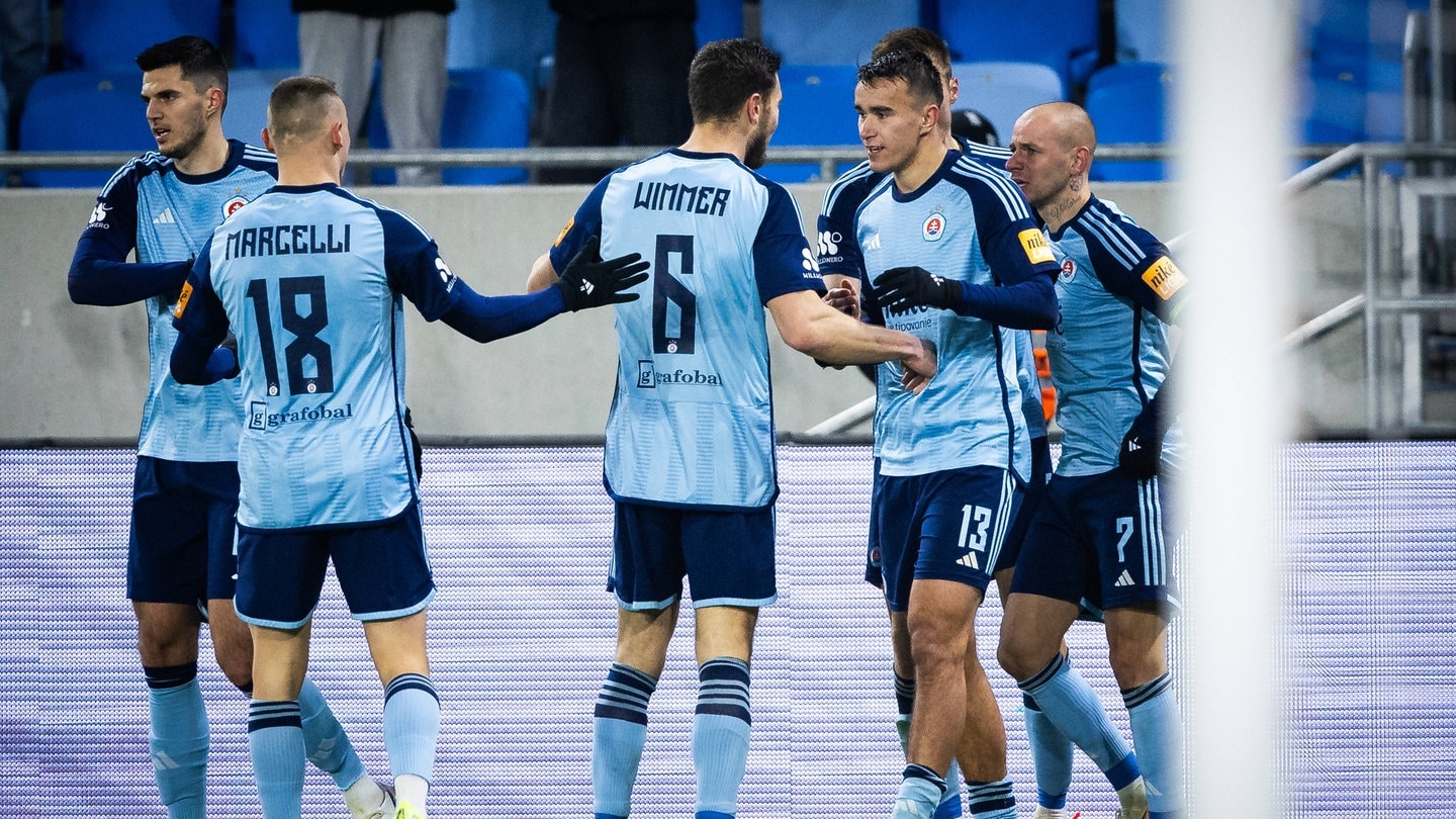 Slovan Bratislava Spieler Marko Tolic, Nino Marcelli, Kevin Wimmer, David Strelec und Vladimir Weiss beim Jubel gegen Dunajska Streda.