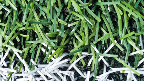 Kunststoffgranulat im Rasen 