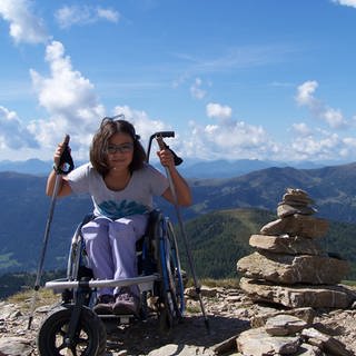 Merle Menje als Kind auf einem Berggipfel.