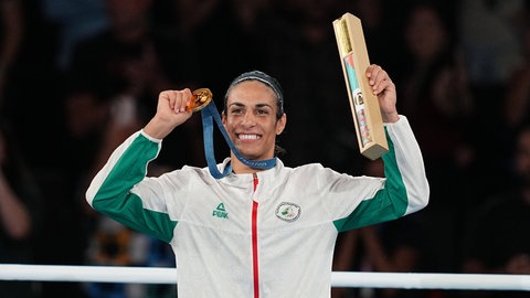 Imane Khelif hält ihre Goldmedaille hoch. 