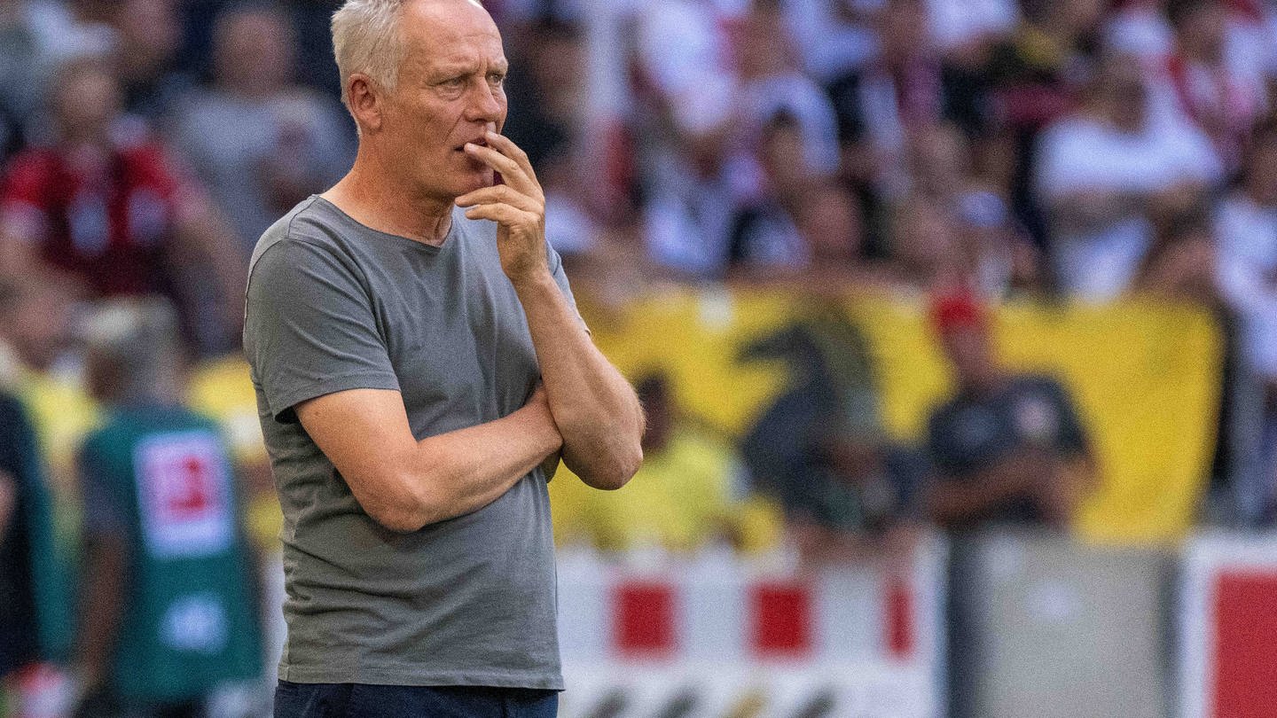 Christian Streich (Trainer SC Freiburg) nachdenklich an der Seitenlinie