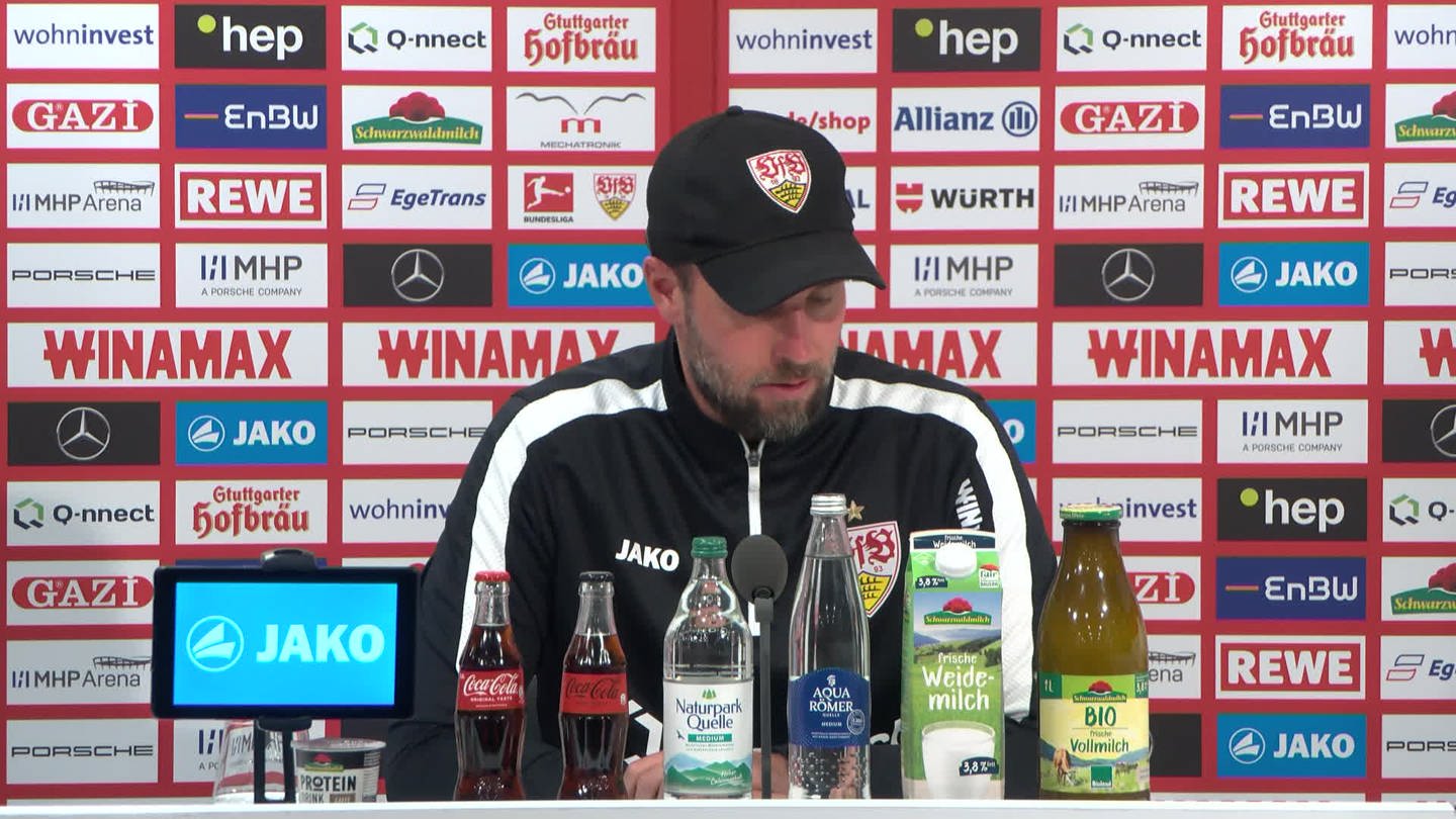 VfB-Trainer Sebastian Hoeneß bei der Pressekonferenz