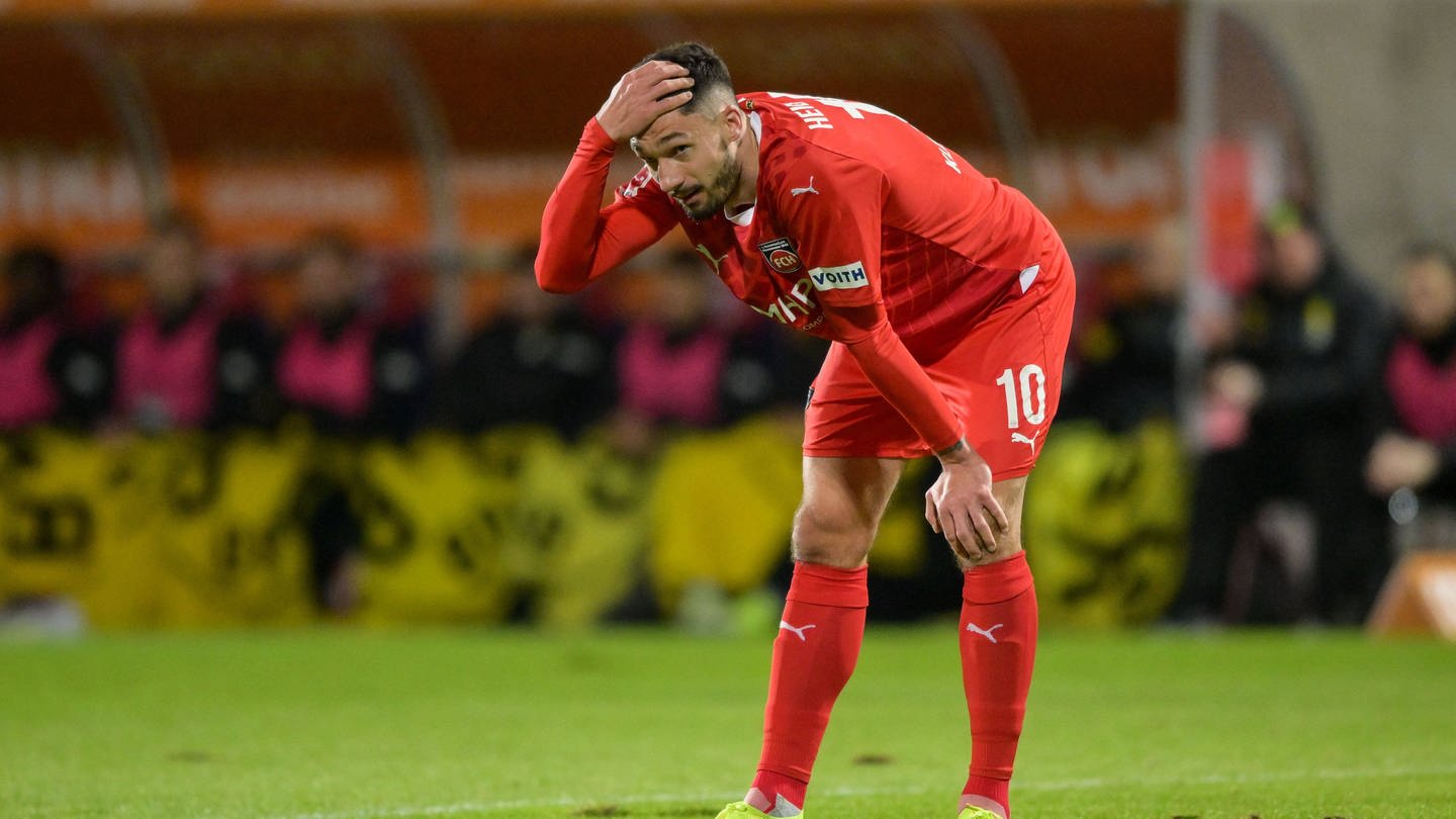 Heidenheim-Stürmer Tim Kleindienst ärgert sich über seine vergeben Großchance gegen Borussia Dortmund.