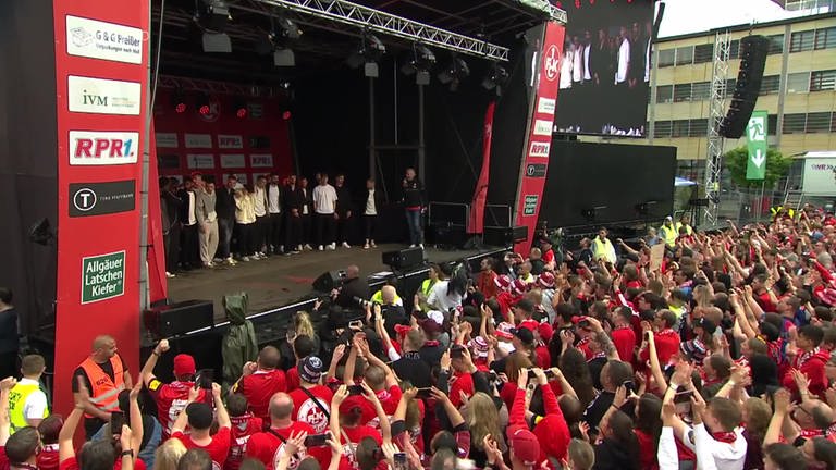 Die FCK-Fans empfangen ihr Team auf dem Stiftsplatz in Kaiserslautern.