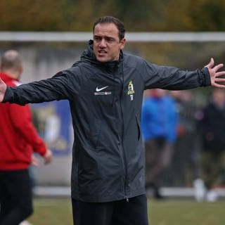 Eintracht-Trainer Klasen gestikuliert.