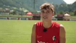 Der 22-jährige Noah Weißhaupt ist ein echtes Eigengewächs des SC Freiburg und kennt Julian Schuster daher schon länger. Unter dem neuen Trainer will der Linksaußen "den nächsten Schritt" machen.