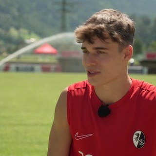 Der 22-jährige Noah Weißhaupt ist ein echtes Eigengewächs des SC Freiburg und kennt Julian Schuster daher schon länger. Unter dem neuen Trainer will der Linksaußen "den nächsten Schritt" machen.