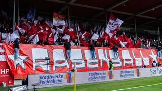 Die Fans von RB Leipzig mussten beim Auswärtsspiel beim 1. FC Heidenheim den Gestank von Buttersäure über sich ergehen lassen.